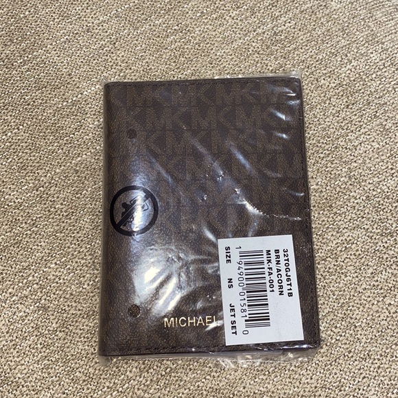 Michael Kors Jet Set Passport Wallet - Picture 2 of 7